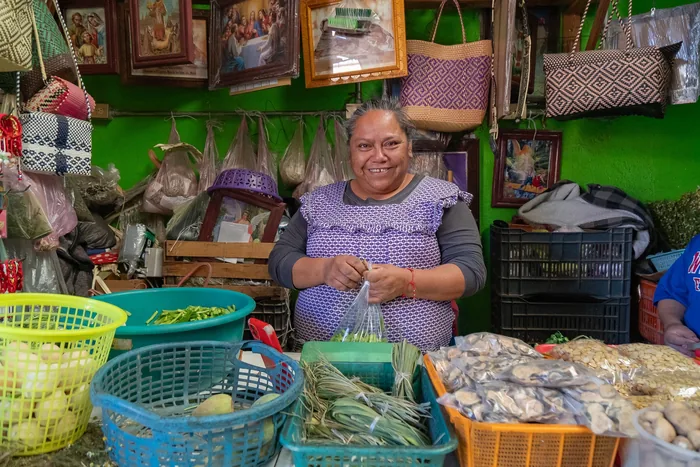 Vendedora atendiendo con una sonrisa en un mercado de Guanajuato