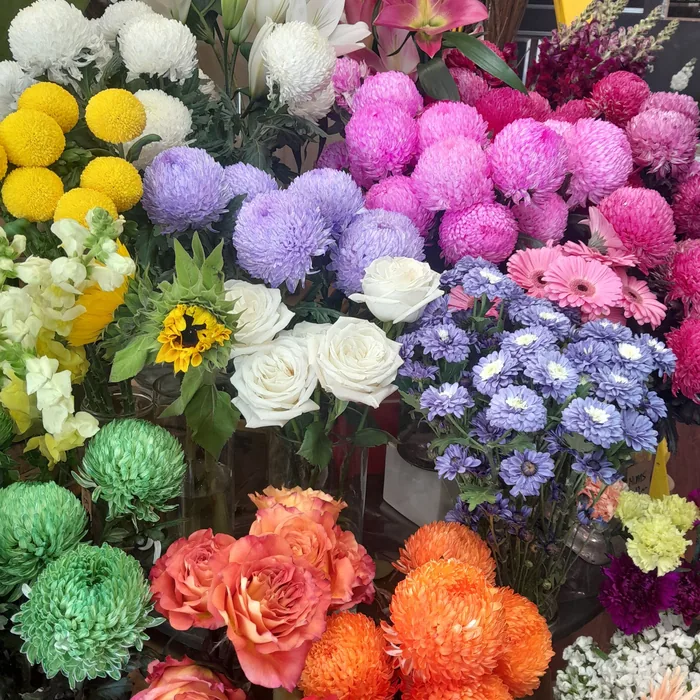 Mostrador de una florería con los ramos acomodados por color